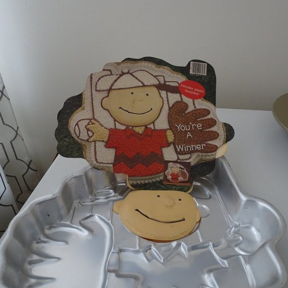 Wilton Charlie Brown with Baseball Glove or Football Player (2105-1317) - Picture 2 of 3